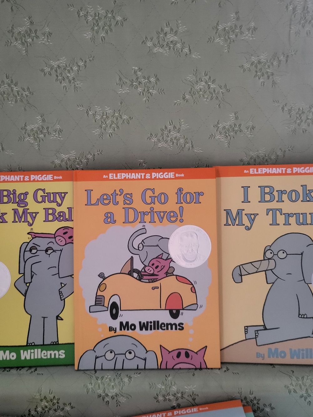 An Elephant & Piggie Books - Silver Stamp Of Honor